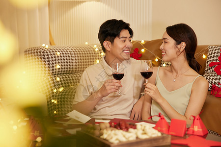 情侣一起放松喝红酒约会高清图片