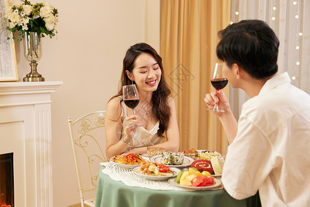 一起约会喝红酒的情侣图片