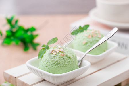 冰激淋球夏季美味的抹茶口味冰激淋背景