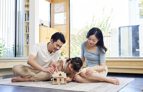 一家人共同搭建房屋积木图片