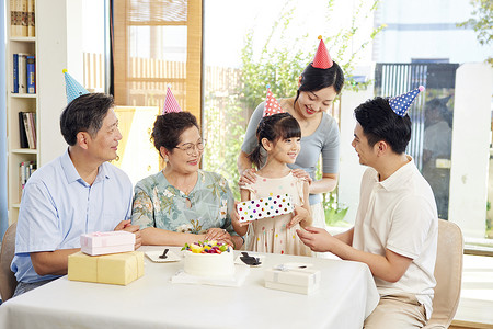 送老人爸爸给女儿送生日礼物背景