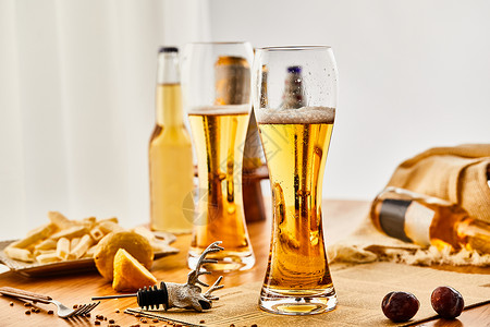 桌面上有一些酒杯和酒啤酒高清图片素材