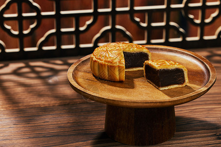 传统中秋豆沙馅月饼背景图片
