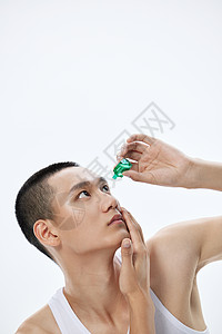 男性使用眼药水图片