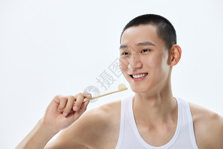 男性用牙刷清洁牙齿图片