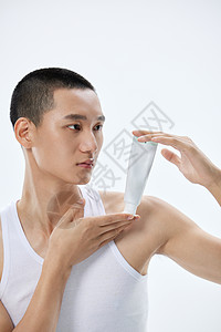 手拿洗面奶的男性高清图片