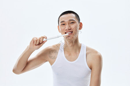 青年男性刷牙概念图片