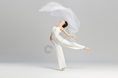 东方女性舞者挥动白纱跳舞高清图片