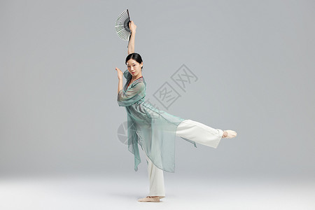 传统东方美女手拿扇子跳舞背景图片