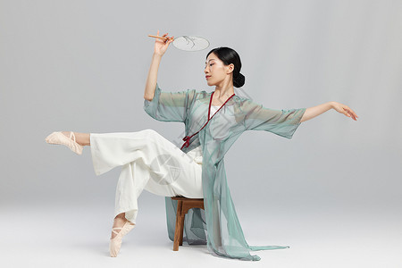 古典国风美女跳柔美扇子舞背景图片