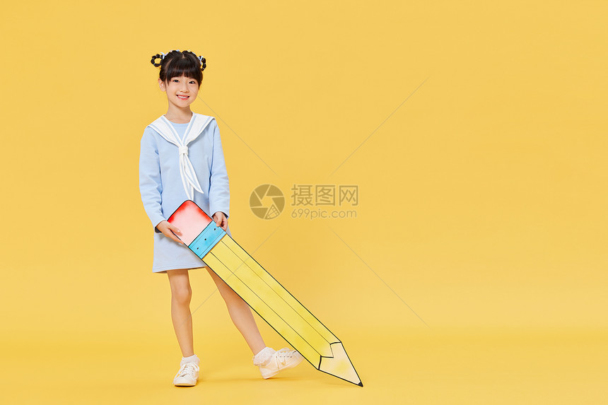 手拿大号铅笔的小女生图片