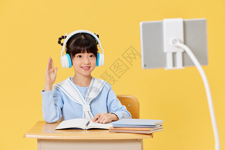 加油新学期戴着耳机上网课的小女生背景
