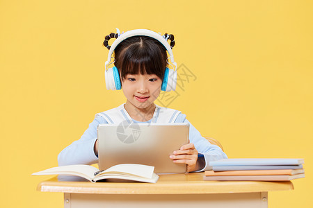 迎接新学期戴着耳机认真上网课的小女生背景