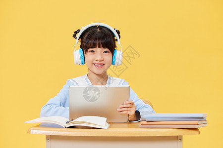 迎接新学期戴着耳机上网课的小女生背景