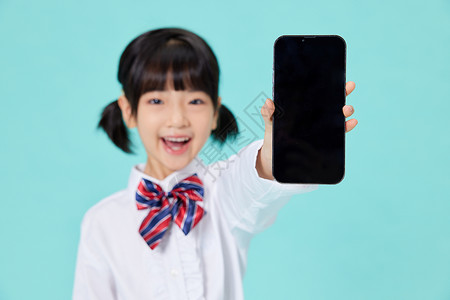 学生小女孩展示手机图片