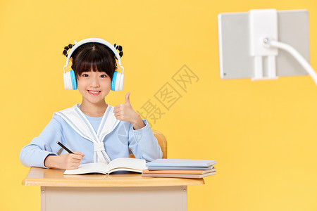 迎接新学期戴耳机上网课的小女孩背景