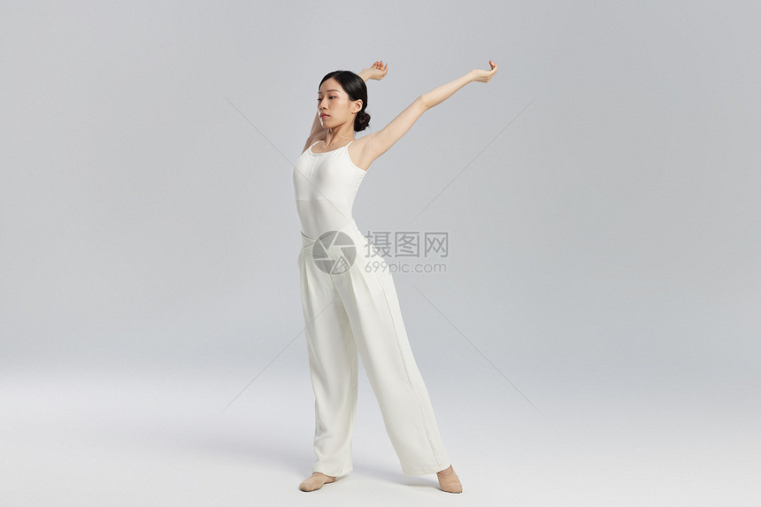 芭蕾舞者做伸展运动图片