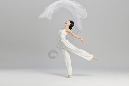 女性舞者挥动白纱跳舞形象高清图片