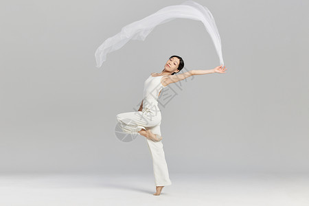 女性舞者挥动白纱跳舞高清图片