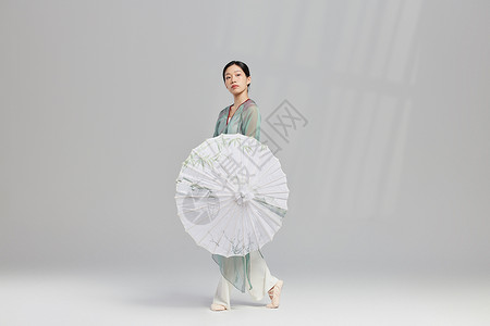 古典东方女性手拿油纸伞背景图片