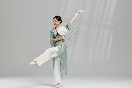 国风女性跳柔美扇子舞图片