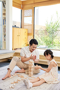 爸爸和女儿一起玩积木游戏图片