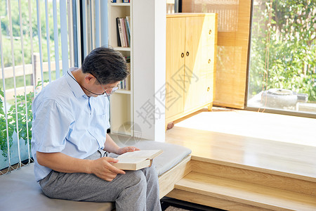 老年男性居家阅读图片