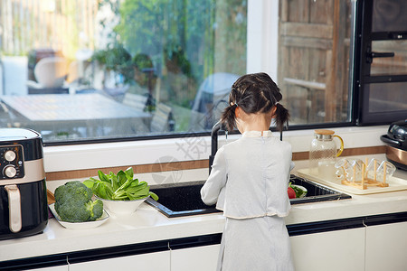 小女孩厨房洗菜背影图片