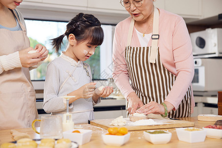 中秋节祖孙三代人制作月饼图片