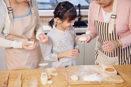 小女孩中秋节学习制作月饼图片