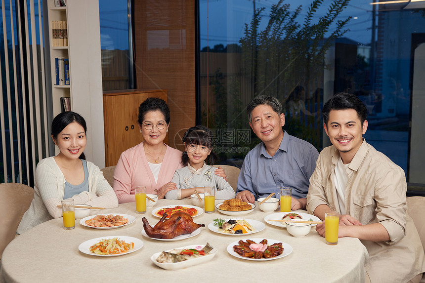 中秋团圆家庭聚餐图片