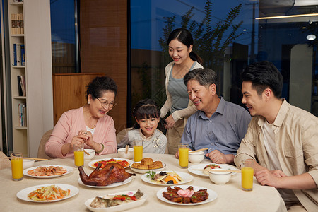 一家五口中秋节聚餐吃月饼图片
