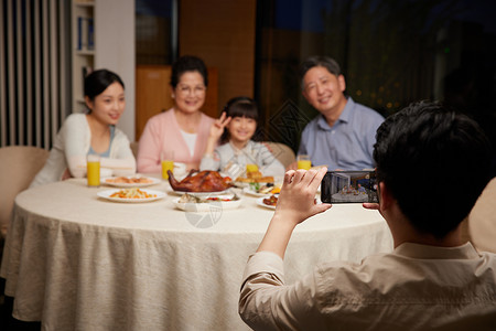 中秋节家庭团圆聚餐拍照留影图片