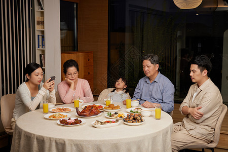 中秋节家庭聚餐等待场景图片