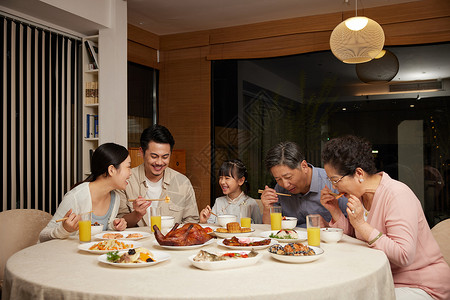 中秋团圆的家庭聚餐图片