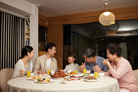 中秋节聚餐的一家人图片