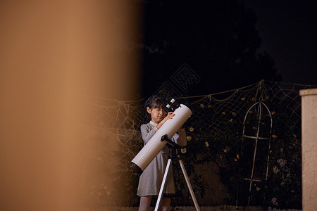 正在睡觉的月亮小女孩使用天文望远镜看月亮背景