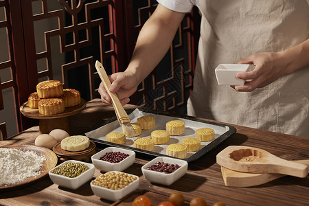 莲蓉蛋黄月饼月饼手工制作手部特写背景