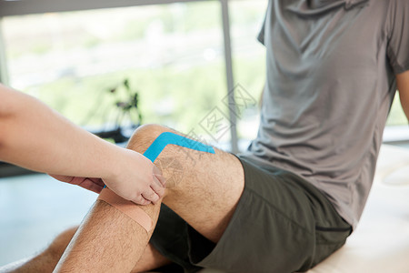 肌肉拉伤的患者腿上贴着运动绷带图片