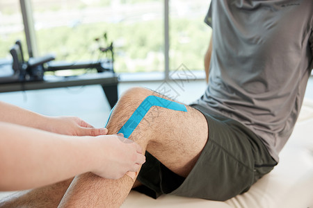 肌肉拉伤患者腿上贴运动绷带特写图片
