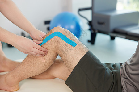 肌肉拉伤患者腿上贴着运动绷带特写图片