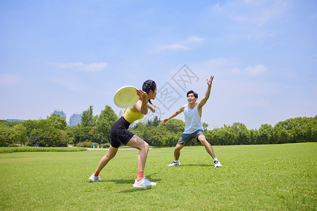 竞技体育素材青年男女玩飞盘游戏背景