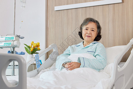 住院卧病在床的老人形象图片