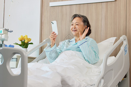 使用手机打视频通话的住院老人背景图片