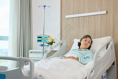 孤单老年病患住院卧床休息背景图片