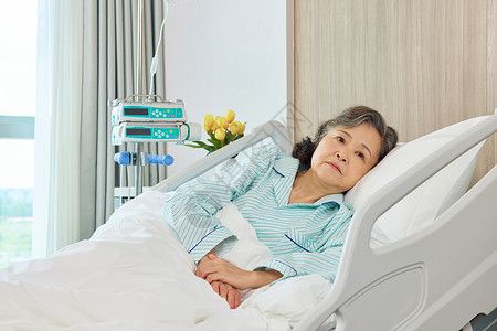 住院卧病在床的孤独老人图片素材