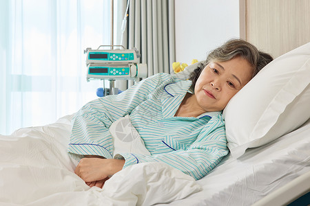 孤单老年病患住院卧床休息背景图片