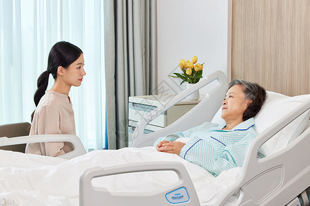 青年女性医院看望生病住院的母亲医疗高清图片素材