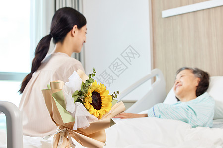 女儿看望陪伴生病住院的母亲病人高清图片素材