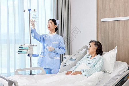 女护士帮住院病患调试输液管背景